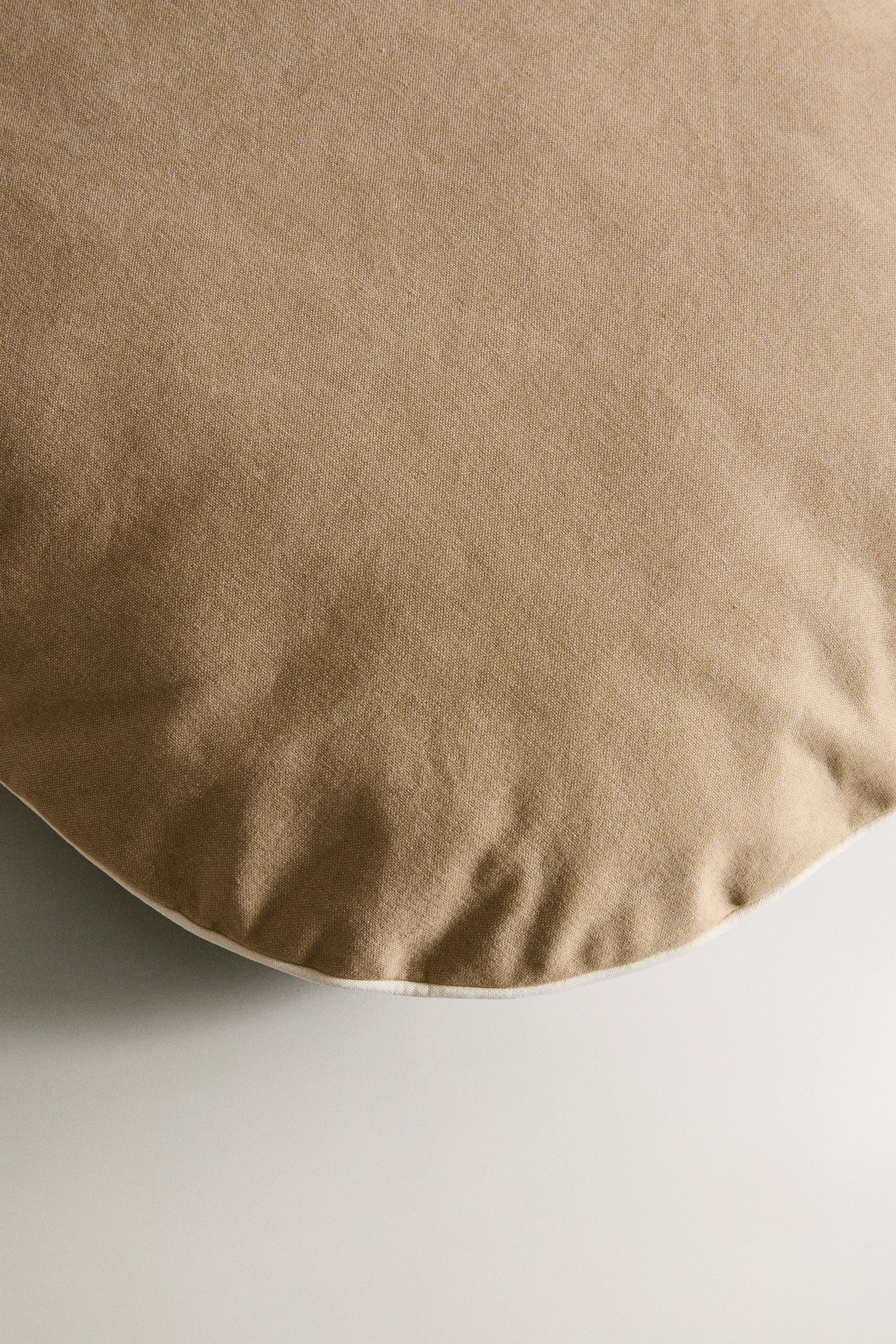 OVAL PET CUSHION WITH PIPING